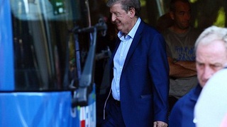 Chỉ Roy Hodgson mỉm cười khi tuyển Anh cúi đầu về nước